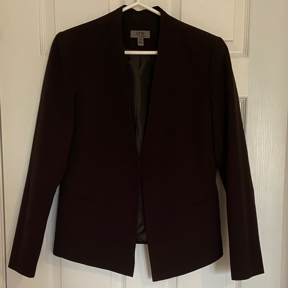 Elegant Women's Black Blazer